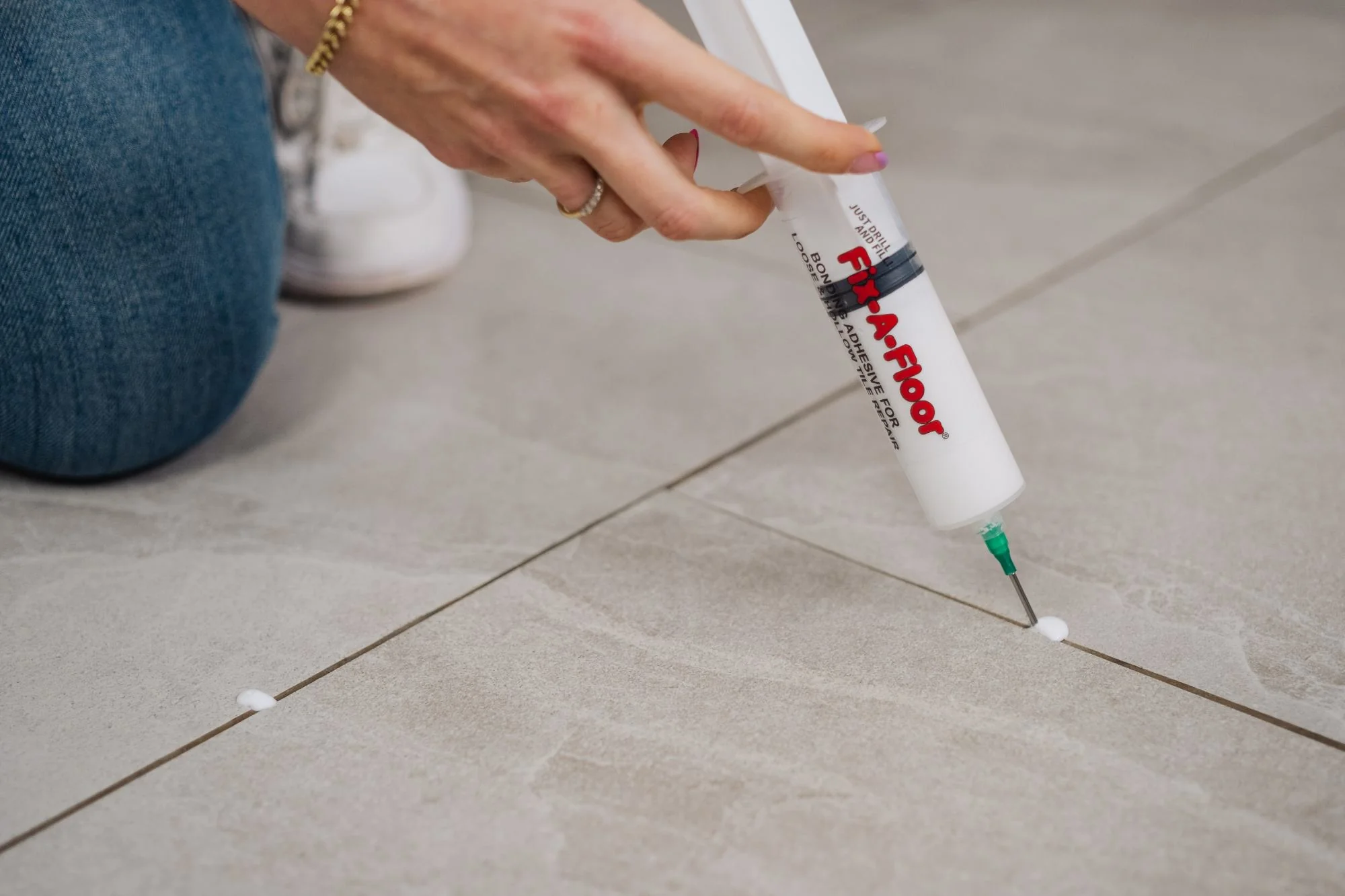 Fix-A-Floor 60ml Syringe Kit with flat stainless steel needle, Plastic applicator & Sealing Cap - Ideal for areas with Thin grout-lines - (Adhesive Not Included) - Image 9